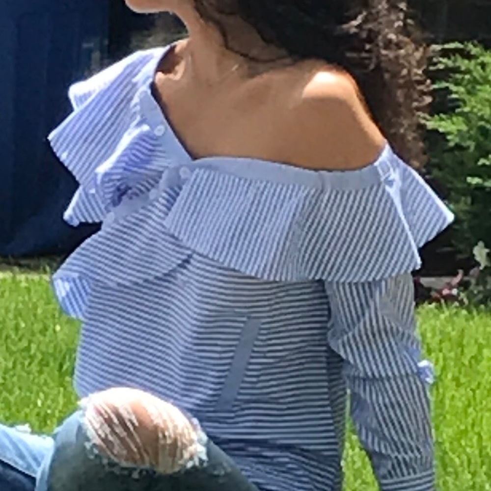 Cool ruffle cut out top size small!